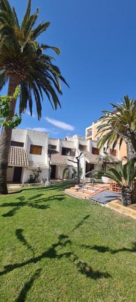 CASA ADOSADA CON JARDIN EN SEGUNDA LINEA FUENTEMAR Albert Villas